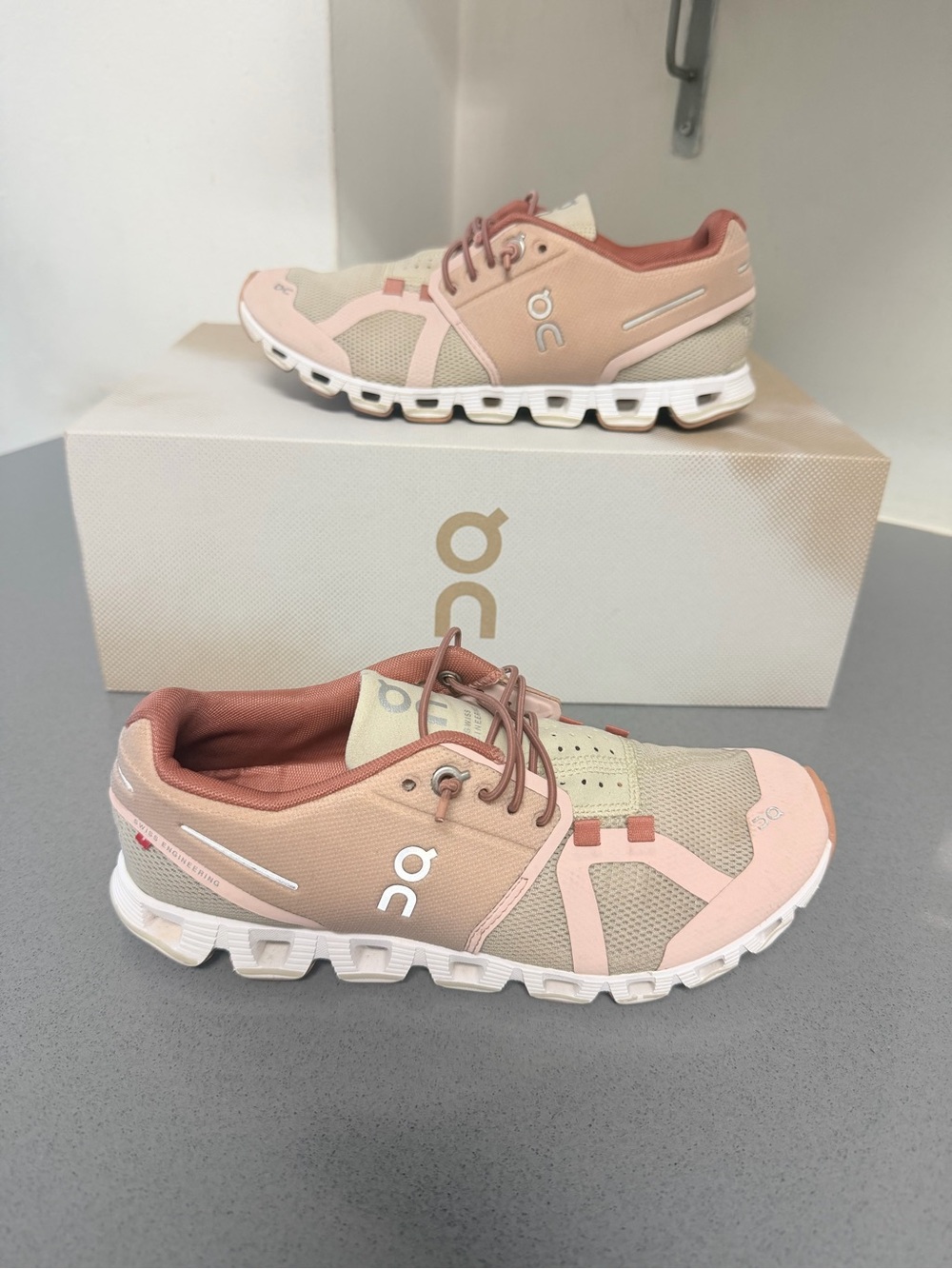 On Running cloud 5 Women's Sneakers in Pink and Beige low top like new size 6
